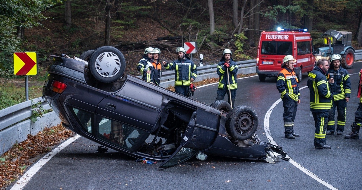 Unfall bei Ebrach: Auto kracht in Leitplanke und überschlägt sich | tvo.de