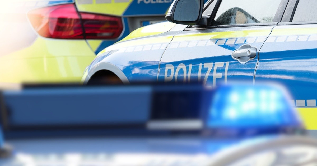 Pistole & Tabletten in Hof entdeckt: Vier Männer müssen ins Krankenhaus