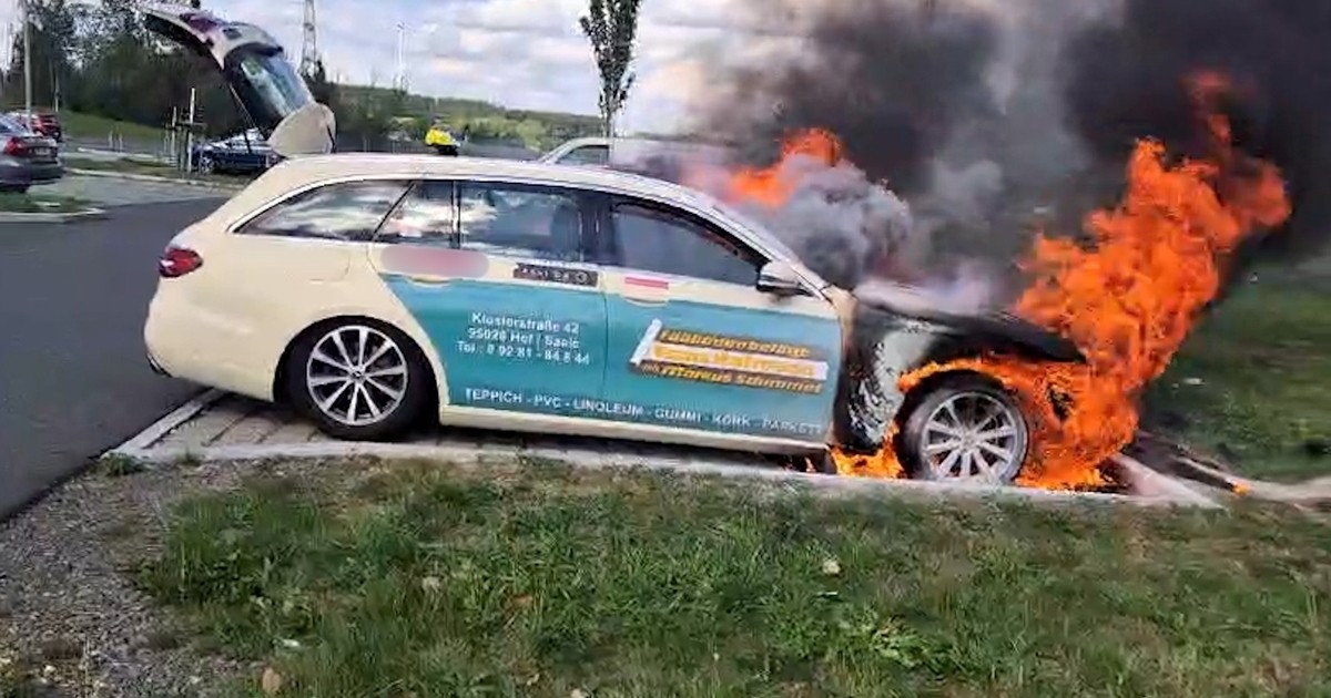 +UPDATE+ Taxi in flames: €40,000 damage after vehicle fire in Münchberg