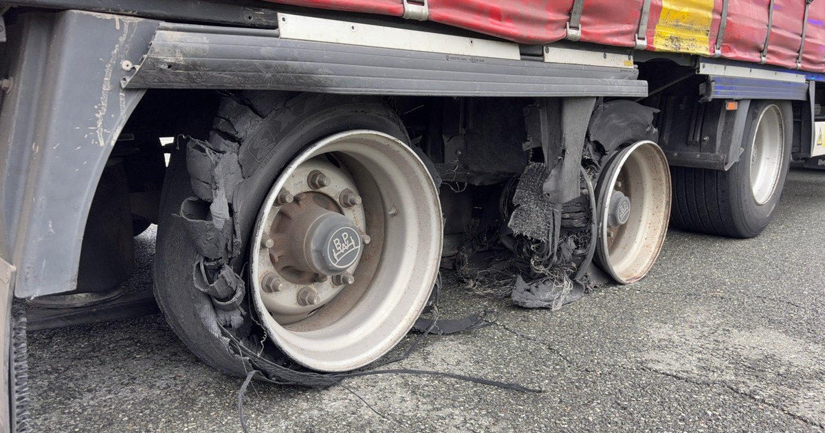 A9 / Trockau: Sparks fly on the motorway - | drunk truck driver drives on ...
