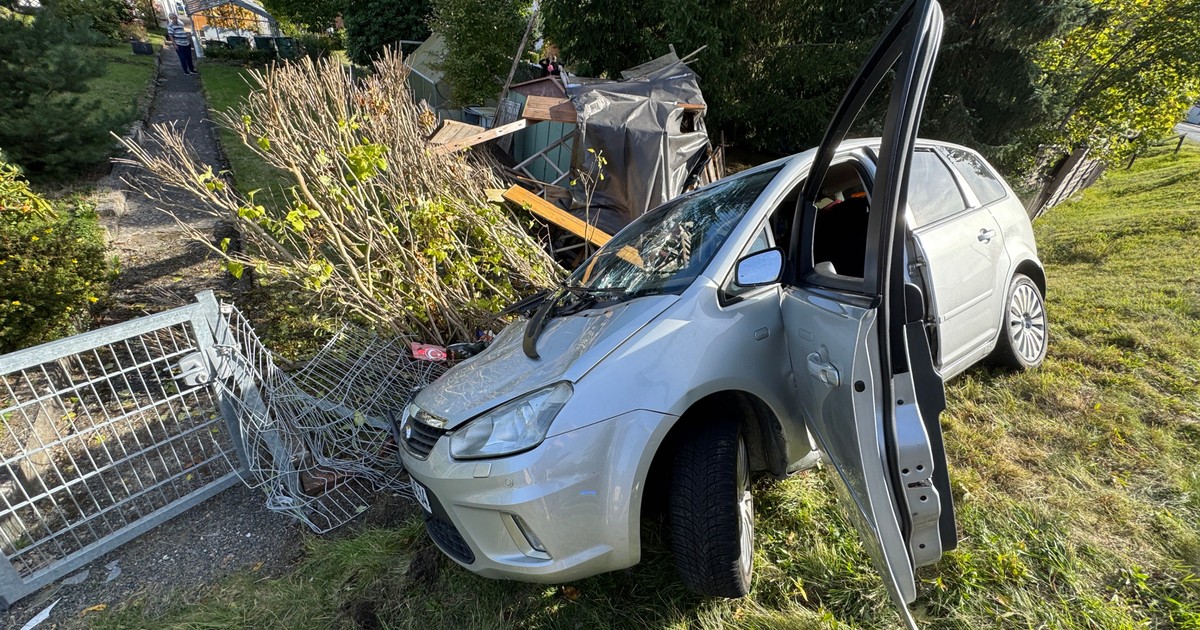 +FIRST REPORT+ Hof: Car overturns and crashes into garden shed