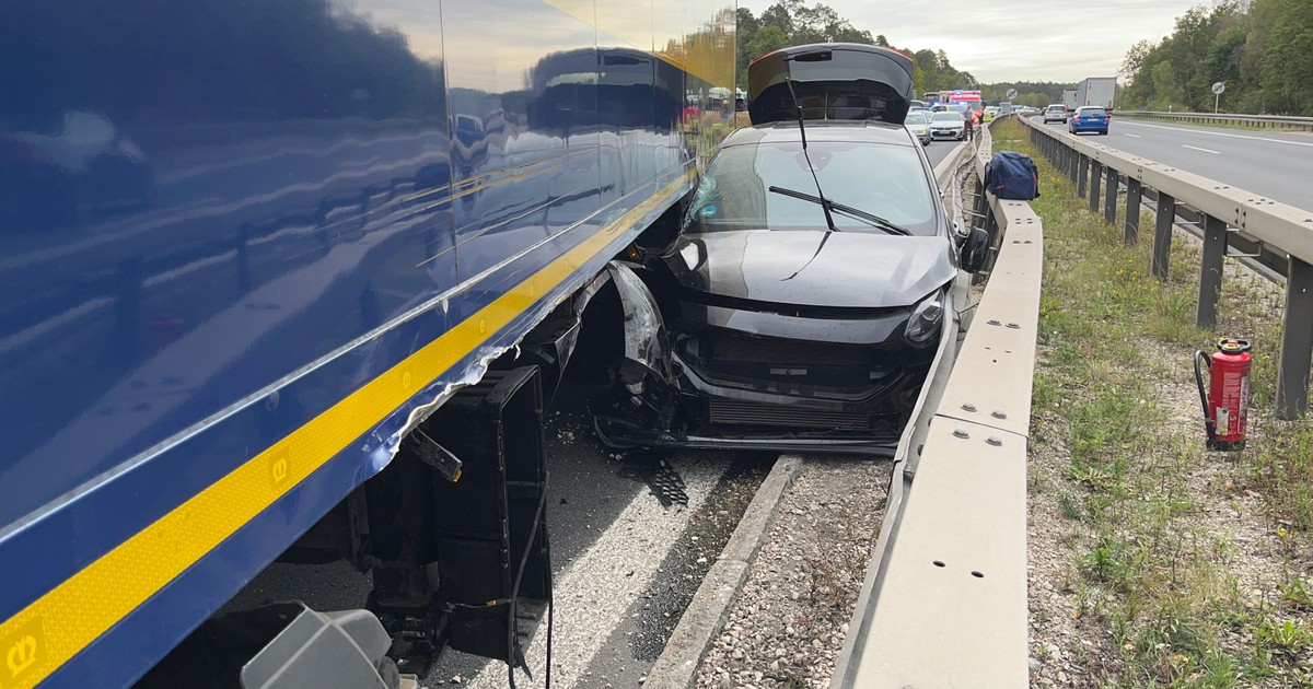 A73 / Bamberg: Truck swerves to avoid car and pushes it against the ...