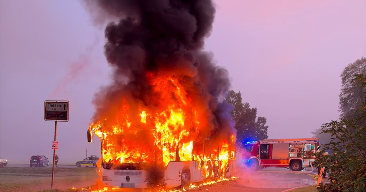 Schock am Morgen: Schulbus geht bei Hirschaid in Flammen auf