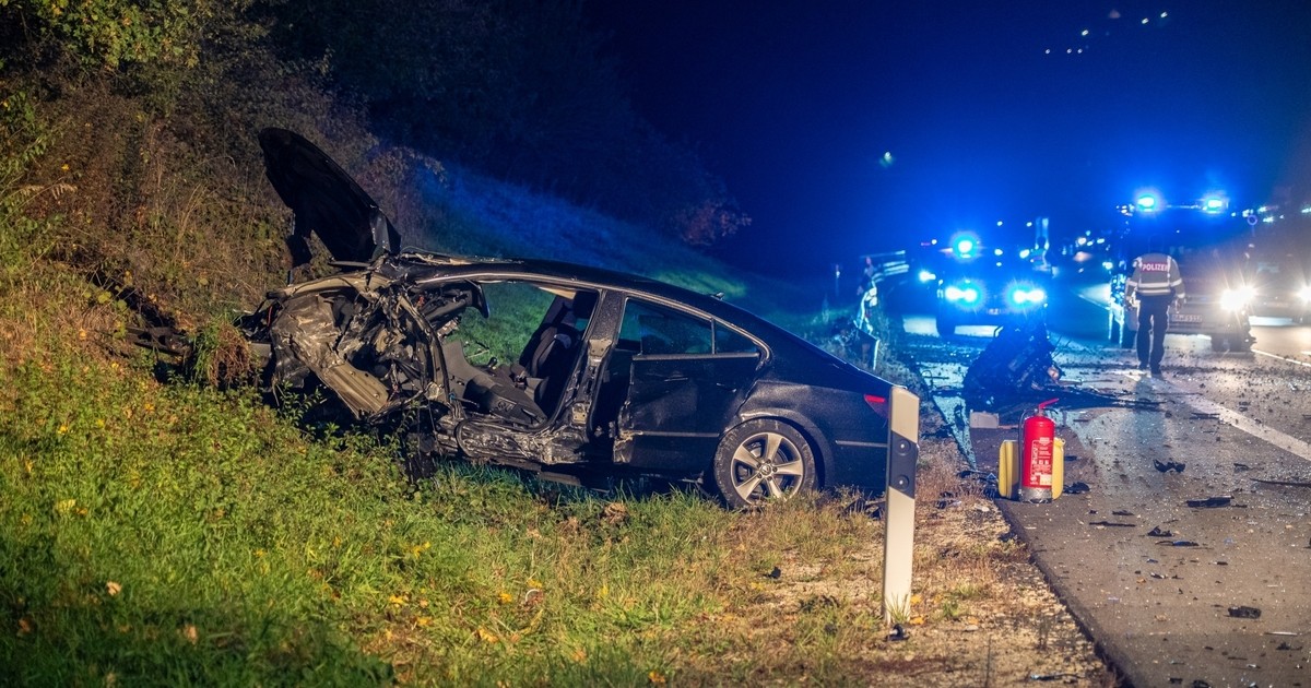 Trümmerfeld auf der A70: Motorblock aus PKW gerissen