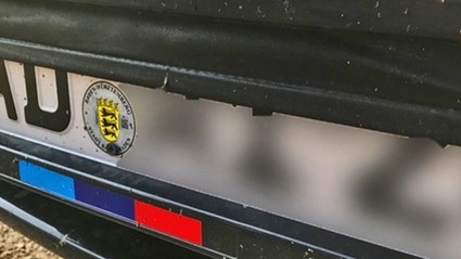 ADAC - Das Nummernschild auf Knopfdruck verschwinden lassen und dann über  die Autobahn rasen – das ist dreist‼ In Oberfranken stoppte die Polizei den  Fahrer eines BMW X5, der eine Anti-Blitzer-Jalousie eingebaut